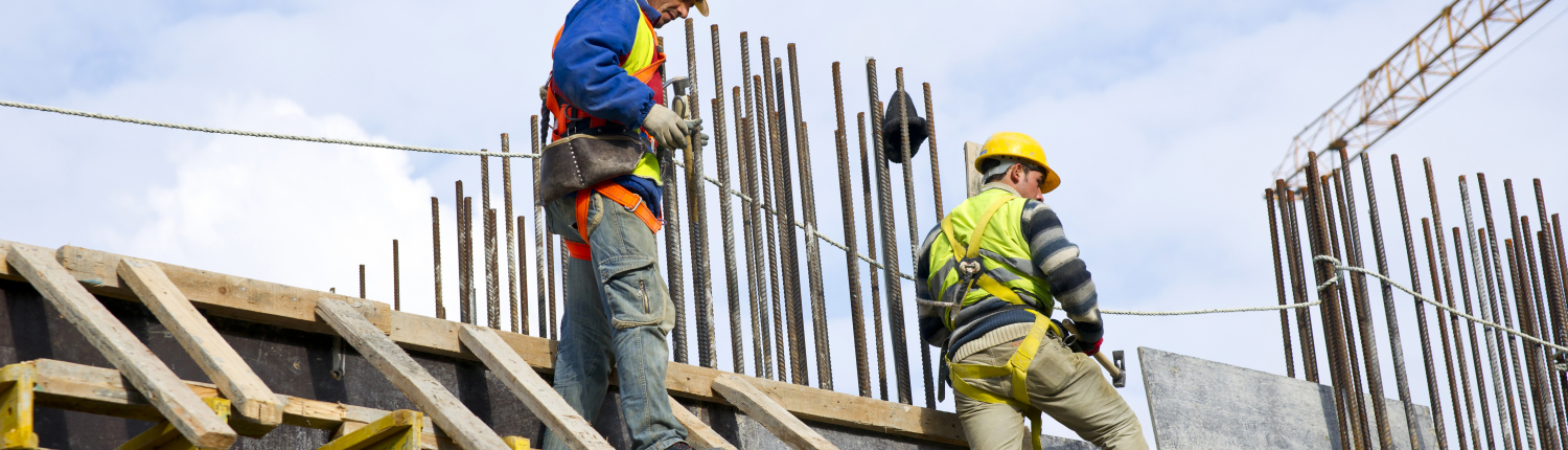 trabajadores-examinando-obra-1500x430